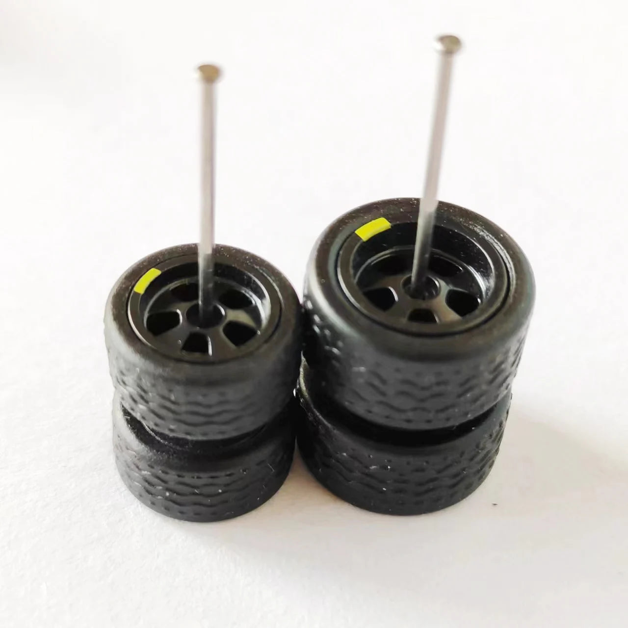 10 Sets 1/64 Staggered Wheels 11mm 13mm Drag Progressive Wheel Front Small Rear Large Rims Rubber Tires for 1:64 Model Cars HW