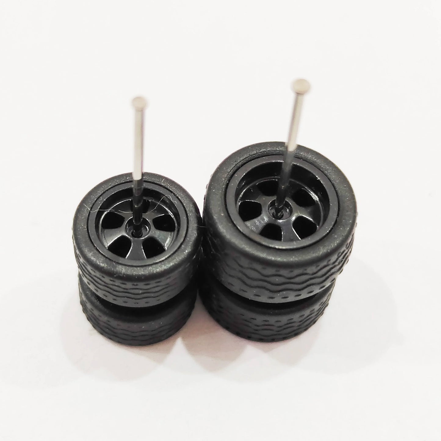 10 Sets 1/64 Staggered Wheels 11mm 13mm Drag Progressive Wheel Front Small Rear Large Rims Rubber Tires for 1:64 Model Cars HW