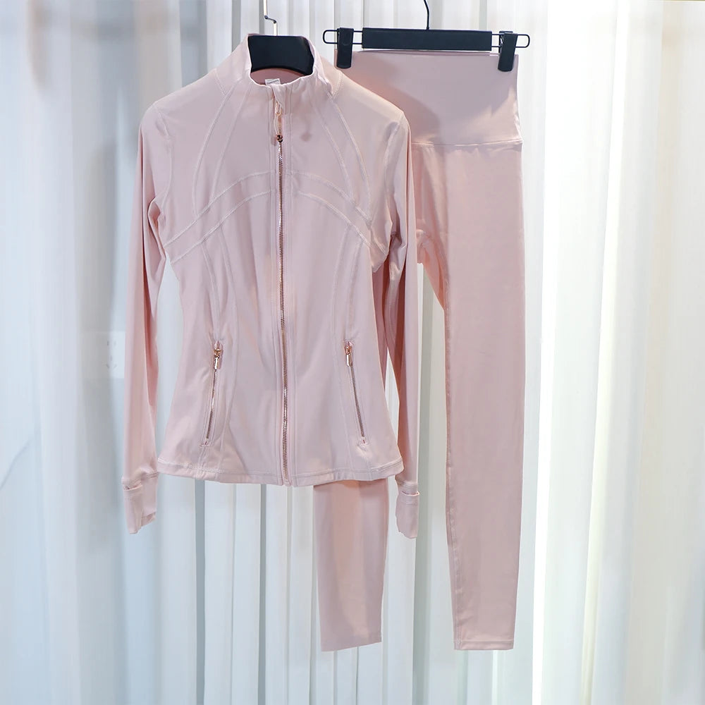 Gold zipper jacket paired with yoga pants, featuring quick-dry and breathability, elastic and slim-fitting design，sports