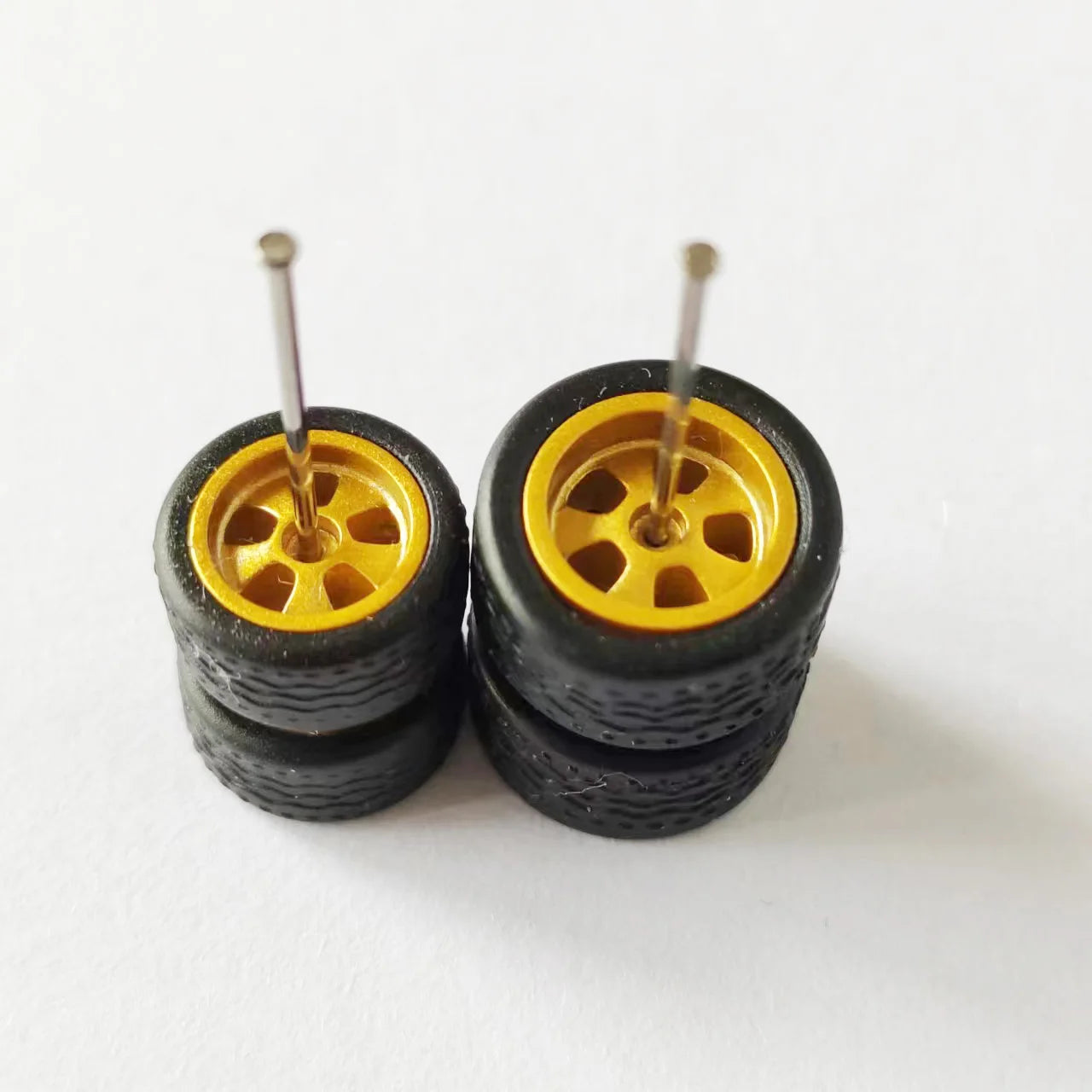 10 Sets 1/64 Staggered Wheels 11mm 13mm Drag Progressive Wheel Front Small Rear Large Rims Rubber Tires for 1:64 Model Cars HW