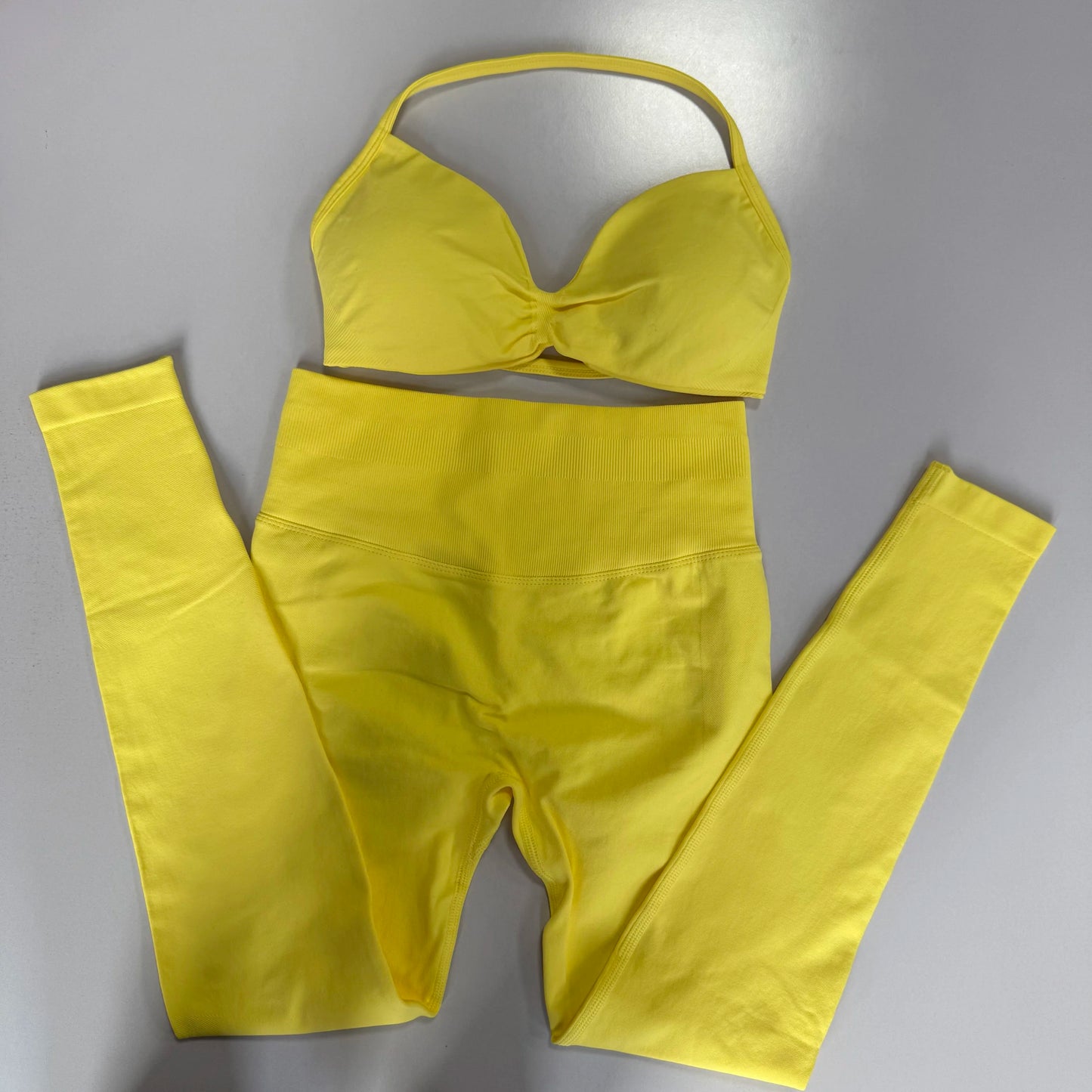 2-Piece Set Women's Seamless Clean (No Logo) Yoga Set, Halter Neck Sports Bra & High-Waisted Lifting Leggings for Gym Workouts
