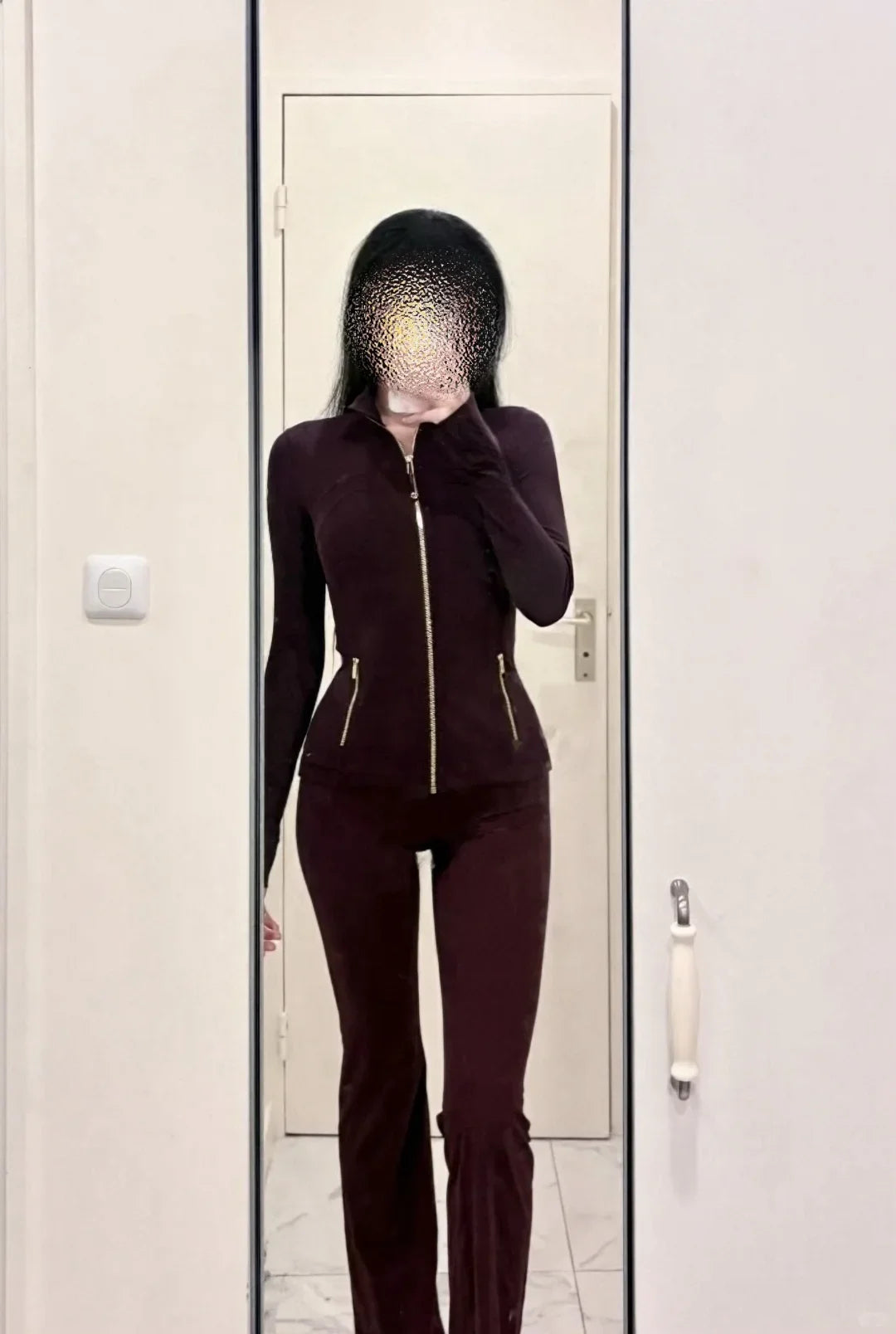Gold zipper jacket paired with yoga pants, featuring quick-dry and breathability, elastic and slim-fitting design，sports