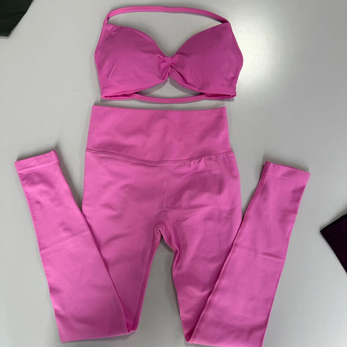 2-Piece Set Women's Seamless Clean (No Logo) Yoga Set, Halter Neck Sports Bra & High-Waisted Lifting Leggings for Gym Workouts