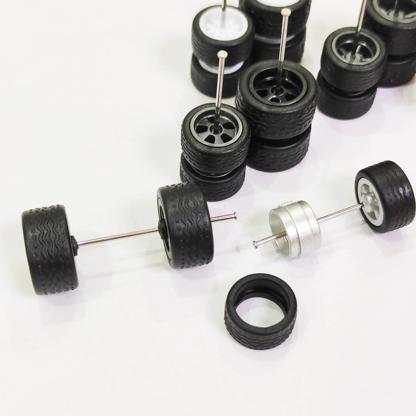 10 Sets 1/64 Staggered Wheels 11mm 13mm Drag Progressive Wheel Front Small Rear Large Rims Rubber Tires for 1:64 Model Cars HW
