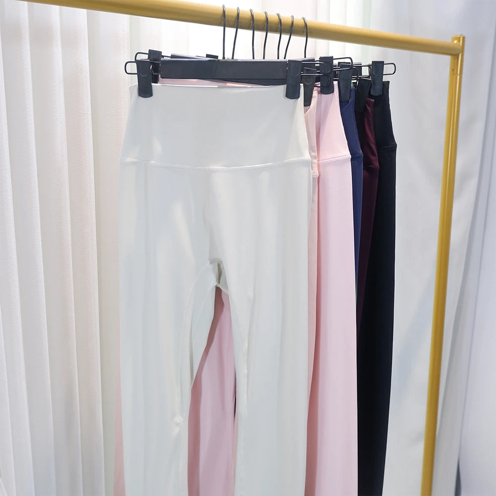 Gold zipper jacket paired with yoga pants, featuring quick-dry and breathability, elastic and slim-fitting design，sports