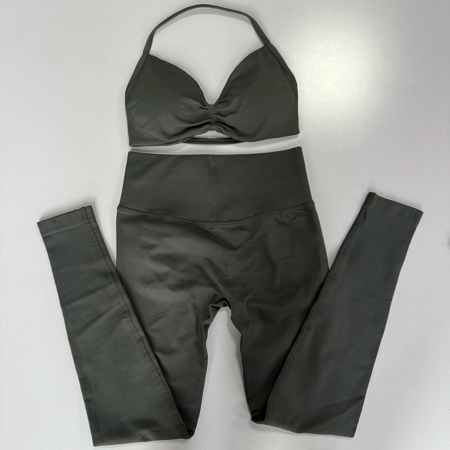 2-Piece Set Women's Seamless Clean (No Logo) Yoga Set, Halter Neck Sports Bra & High-Waisted Lifting Leggings for Gym Workouts