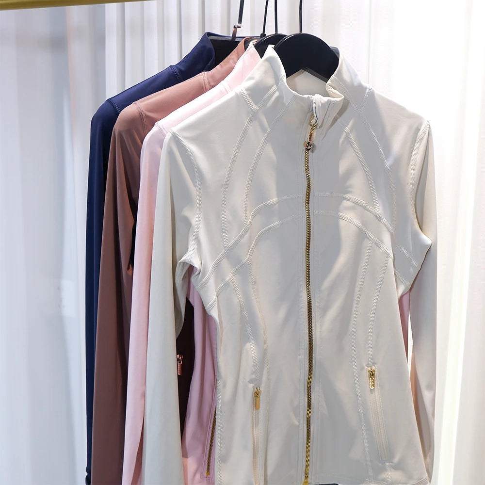 Gold zipper jacket paired with yoga pants, featuring quick-dry and breathability, elastic and slim-fitting design，sports