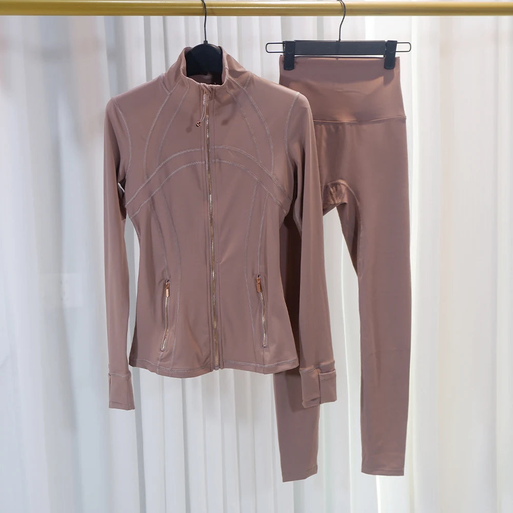 Gold zipper jacket paired with yoga pants, featuring quick-dry and breathability, elastic and slim-fitting design，sports