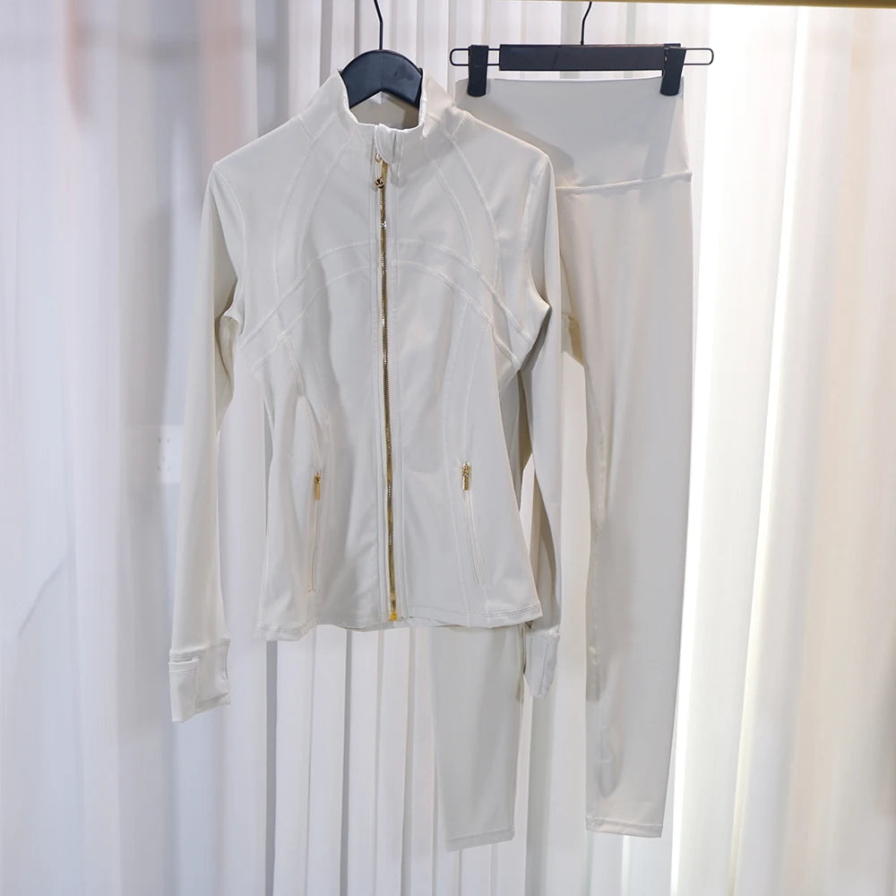 Gold zipper jacket paired with yoga pants, featuring quick-dry and breathability, elastic and slim-fitting design，sports