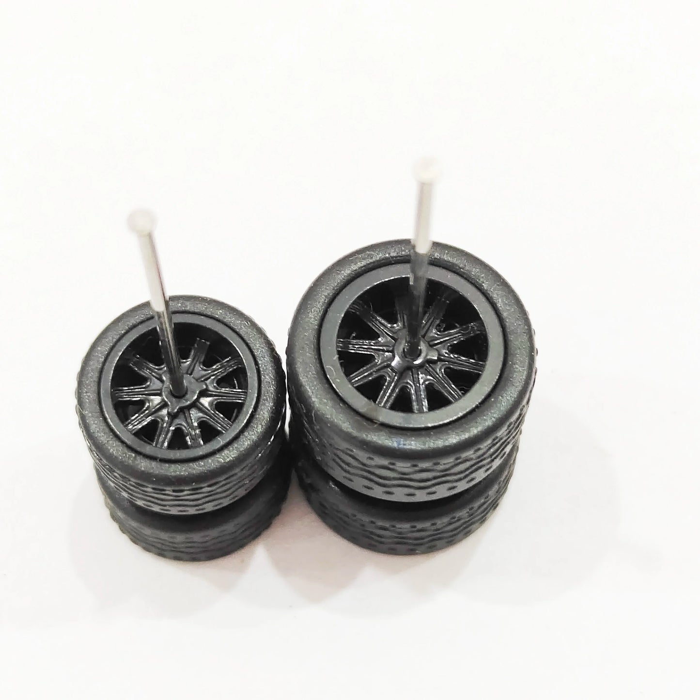 10 Sets 1/64 Staggered Wheels 11mm 13mm Drag Progressive Wheel Front Small Rear Large Rims Rubber Tires for 1:64 Model Cars HW