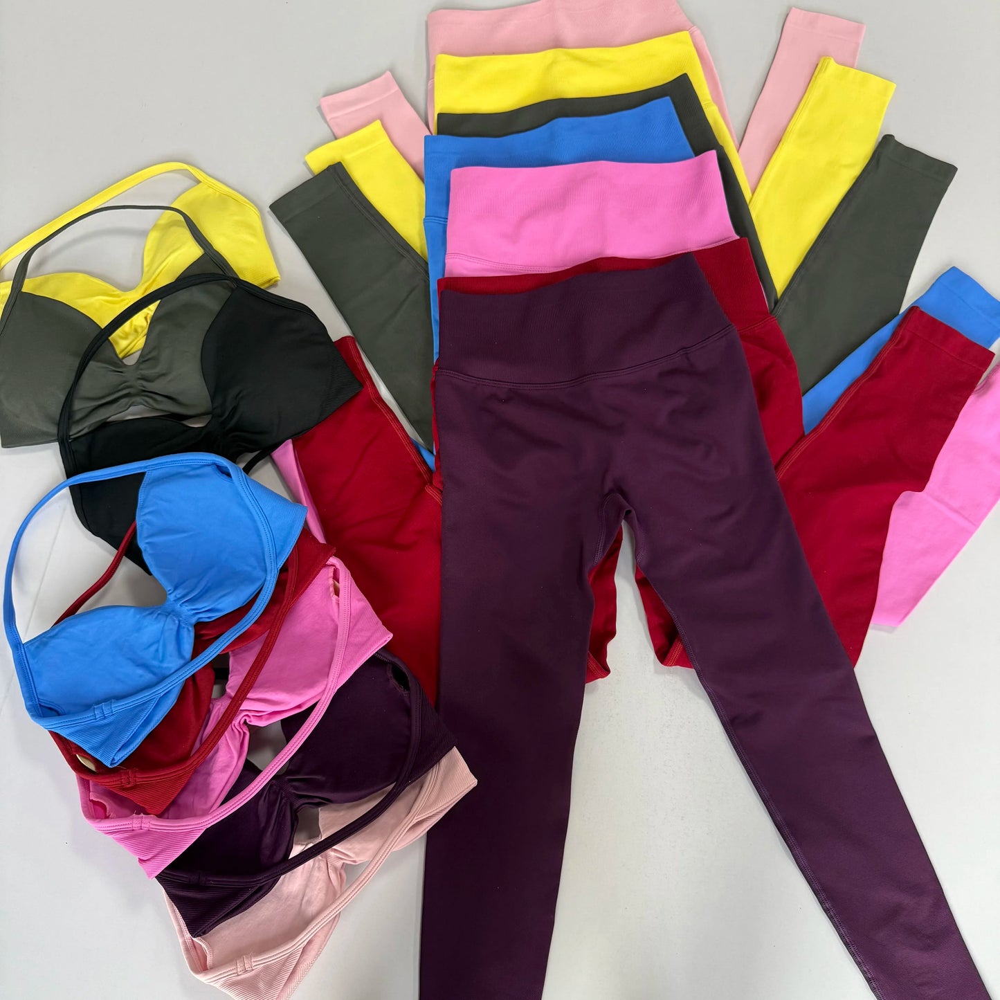 2-Piece Set Women's Seamless Clean (No Logo) Yoga Set, Halter Neck Sports Bra & High-Waisted Lifting Leggings for Gym Workouts