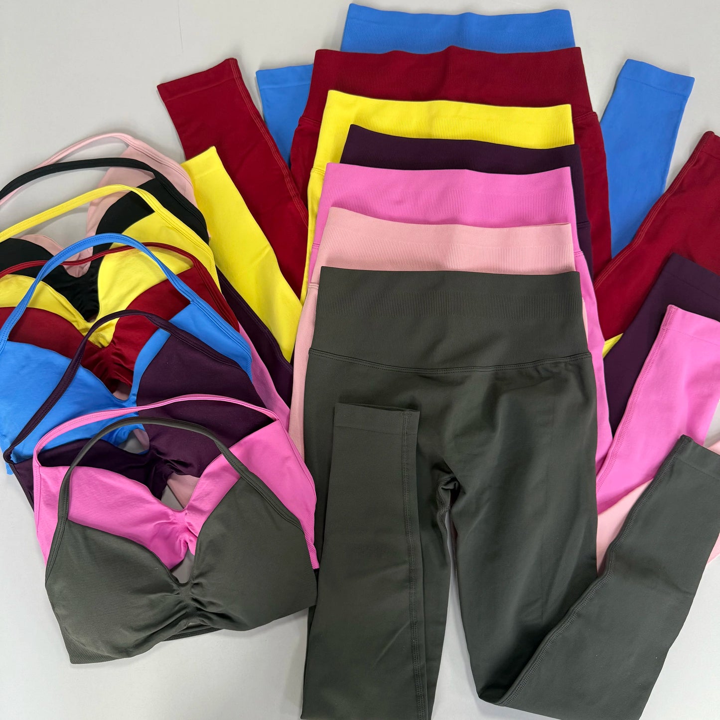 2-Piece Set Women's Seamless Clean (No Logo) Yoga Set, Halter Neck Sports Bra & High-Waisted Lifting Leggings for Gym Workouts
