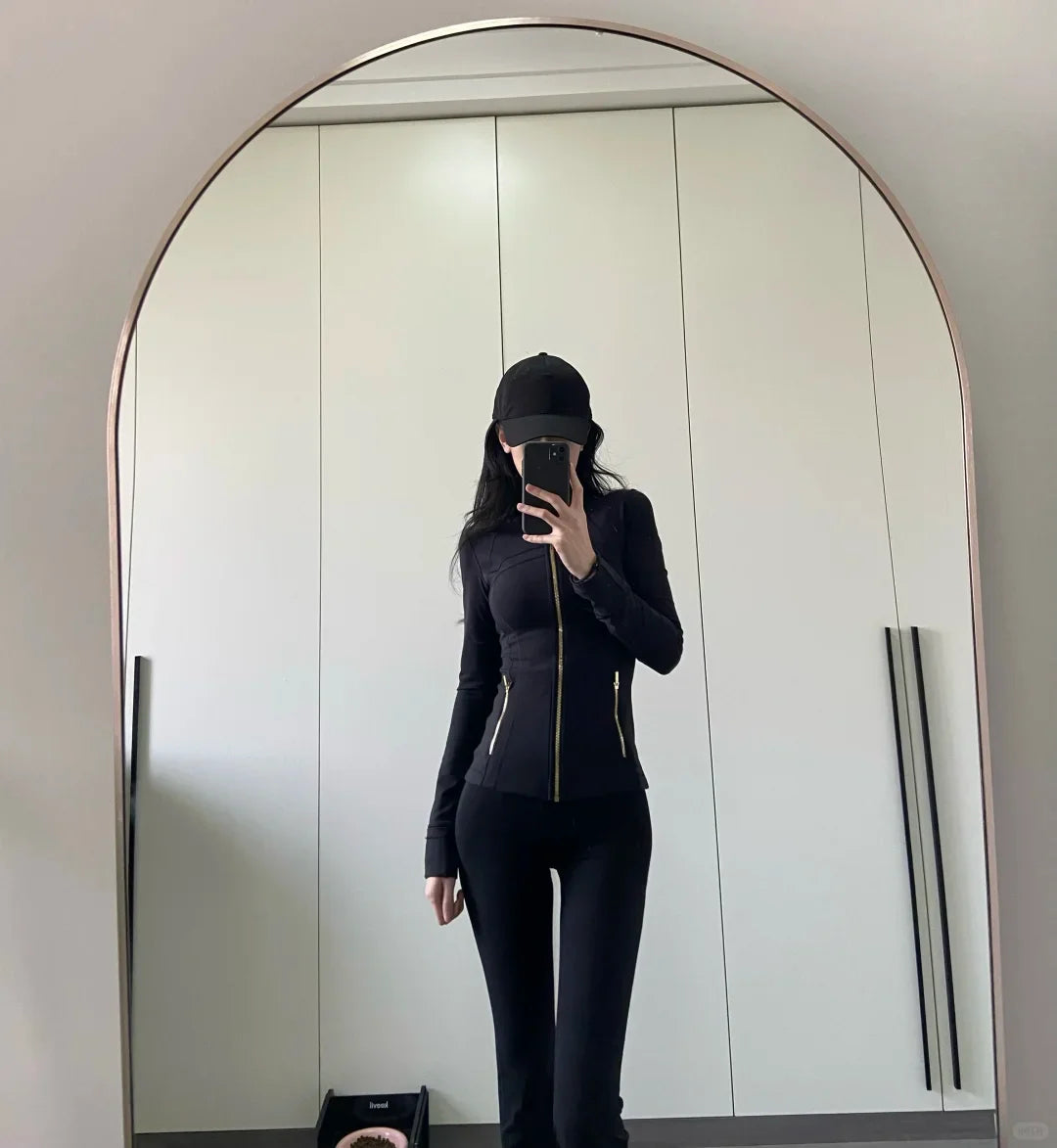 Gold zipper jacket paired with yoga pants, featuring quick-dry and breathability, elastic and slim-fitting design，sports